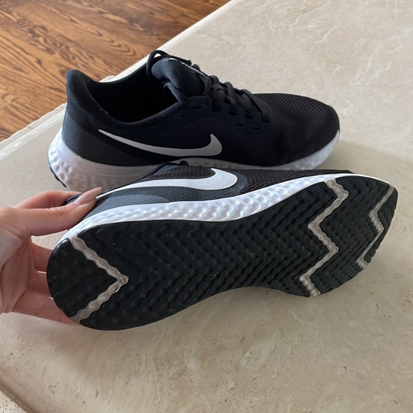 Nike Womens Revolution 5 wide width running shoe - Picture 5 of 6
